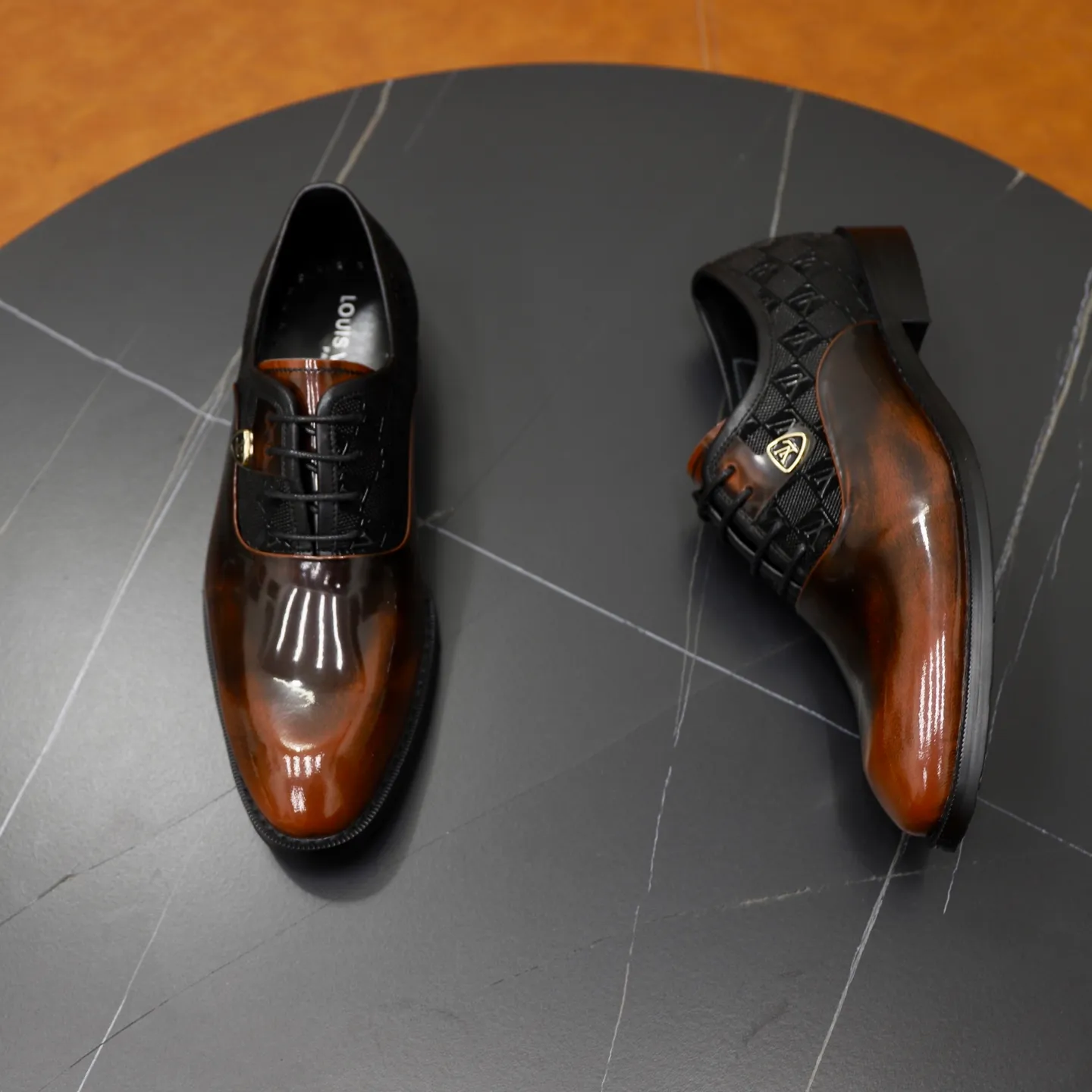Ex-factory price: 500💰🙅‍♂️🙅‍♂️🙅‍♂️ Brand: LV Louis Vuitton Standard code: Men's size 38-44 (45 can be customized) Grade: Same style as the official website Original order quality Material: Original cowhide surface Comfortable cowhide lining Original outsole Style category: Men's fashionable casual leather shoes Distinguished big-name luxury elements Top luxury Color: actual picture color